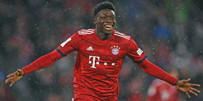 Alphonso Davies đang có phong độ cực cao ở vị trí hậu vệ cánh trái tại Bayern